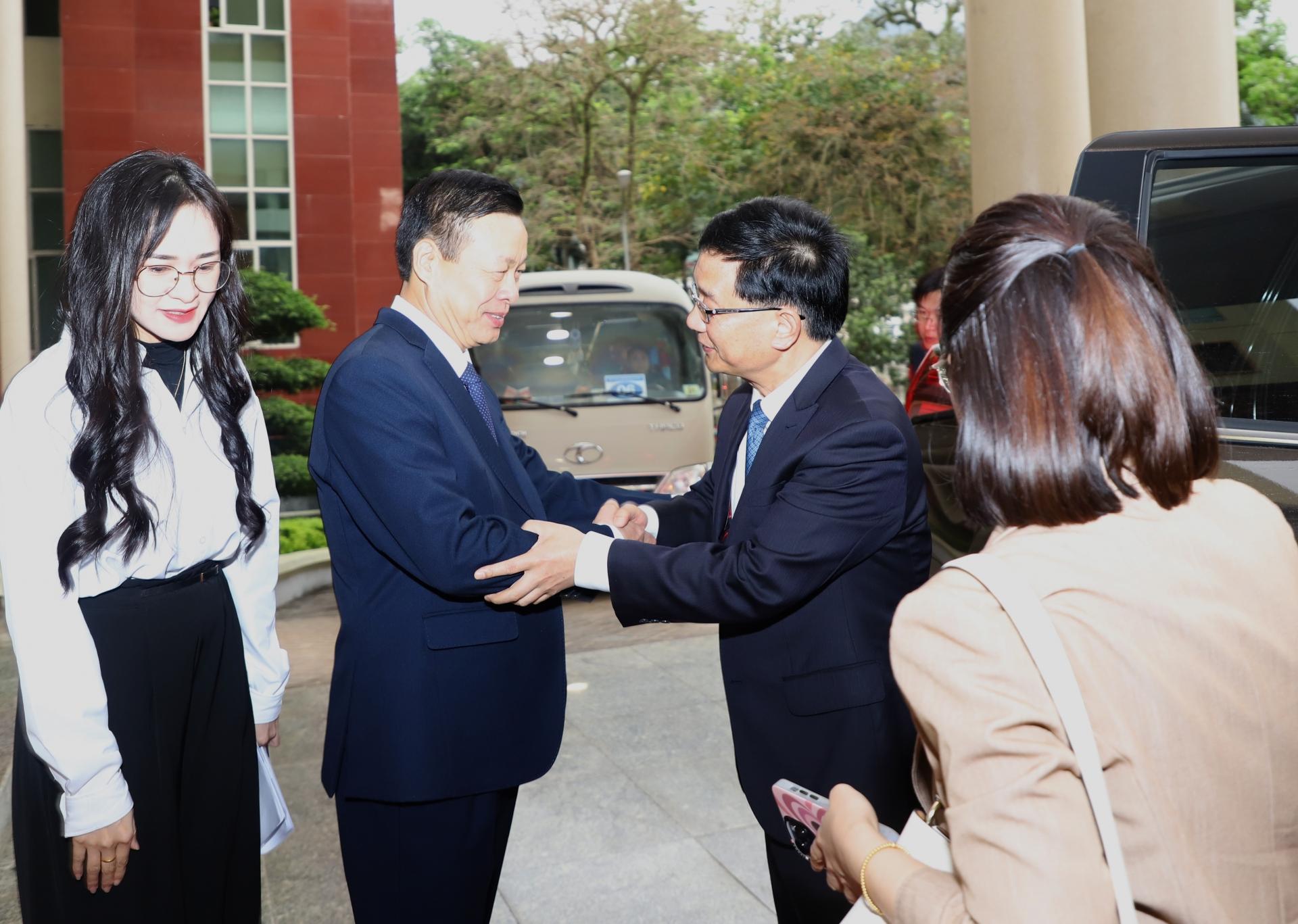 Chủ tịch UBND tỉnh Nguyễn Văn Sơn chào mừng Phó tỉnh trưởng Chính quyền nhân dân tỉnh Vân Nam Dương Bân đến thăm, làm việc tại tỉnh.