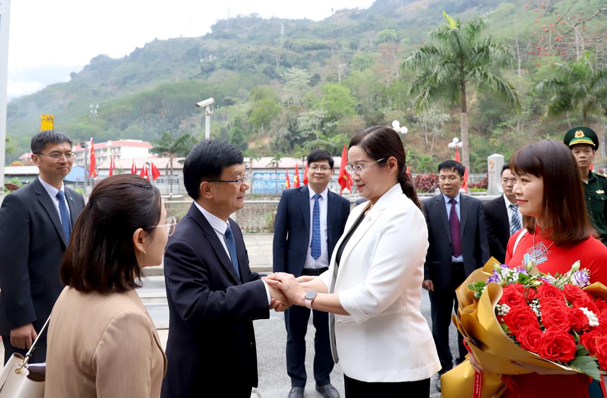 Phó Chủ tịch UBND tỉnh Hà Thị Minh Hạnh chào đón Phó tỉnh trưởng Chính quyền nhân dân tỉnh Vân Nam Dương Bân tại Cửa khẩu Quốc tế Thanh Thủy.