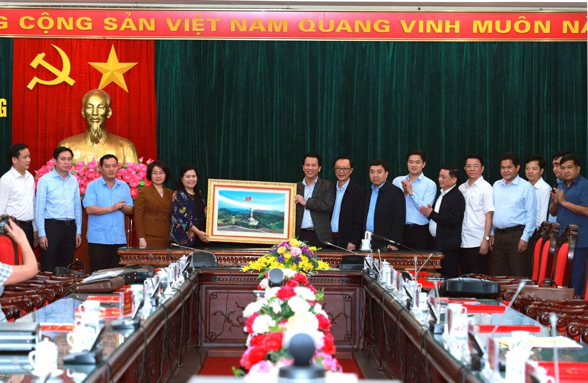 Bí thư Tỉnh ủy Đặng Quốc Khánh tặng quà các đồng chí lãnh đạo tỉnh Lai Châu.