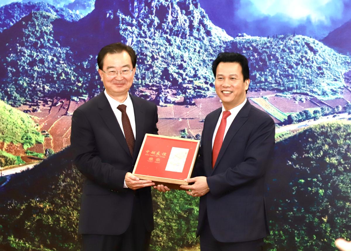 Bí thư Tỉnh ủy Vân Nam Vương Ninh tặng quà lưu niệm Bí thư Tỉnh ủy Đặng Quốc Khánh