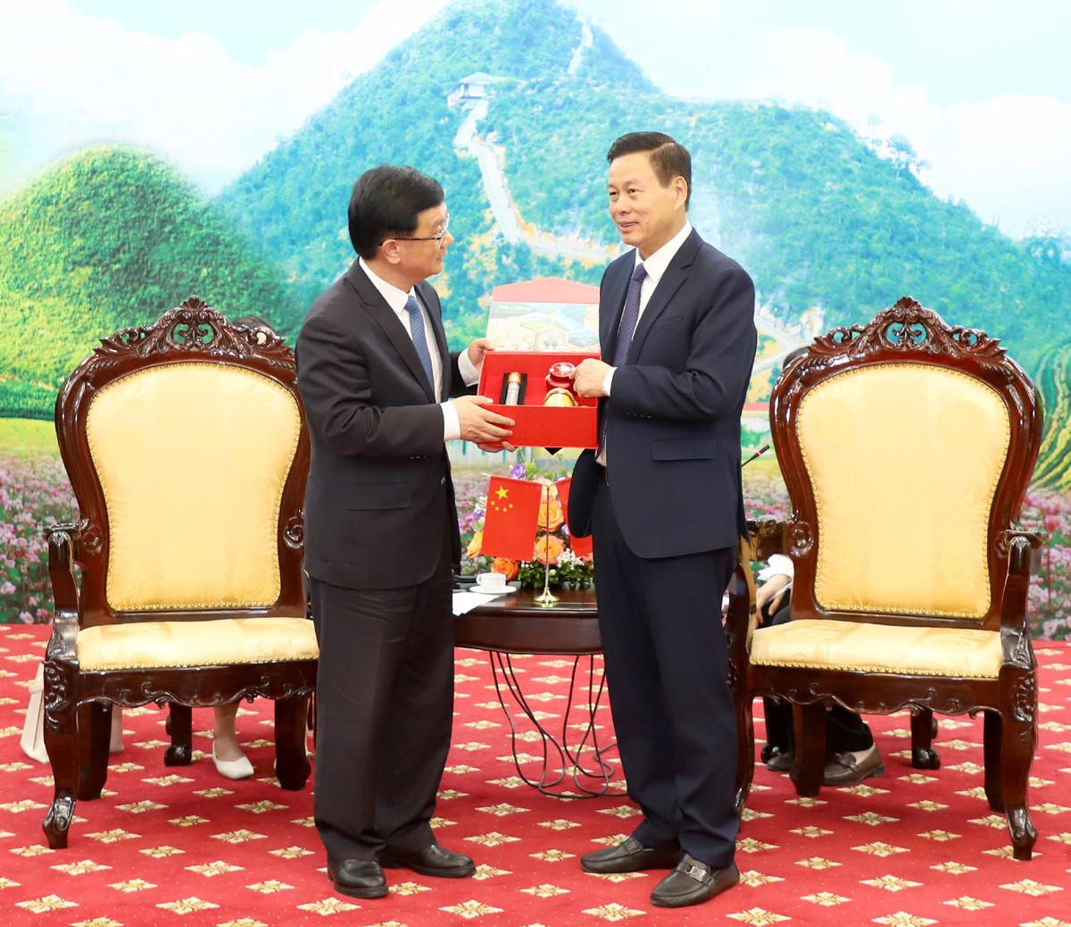 Chủ tịch UBND tỉnh Nguyễn Văn Sơn tặng quà - sản phẩm nông sản đặc trưng của tỉnh cho Phó tỉnh trưởng Chính quyền nhân dân tỉnh Vân Nam Dương Bân.
