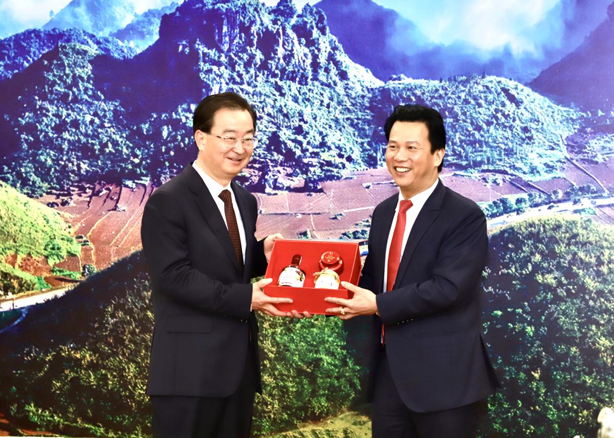 Bí thư Tỉnh ủy Đặng Quốc Khánh tặng quà lưu niệm Bí thư Tỉnh ủy Vân Nam Vương Ninh