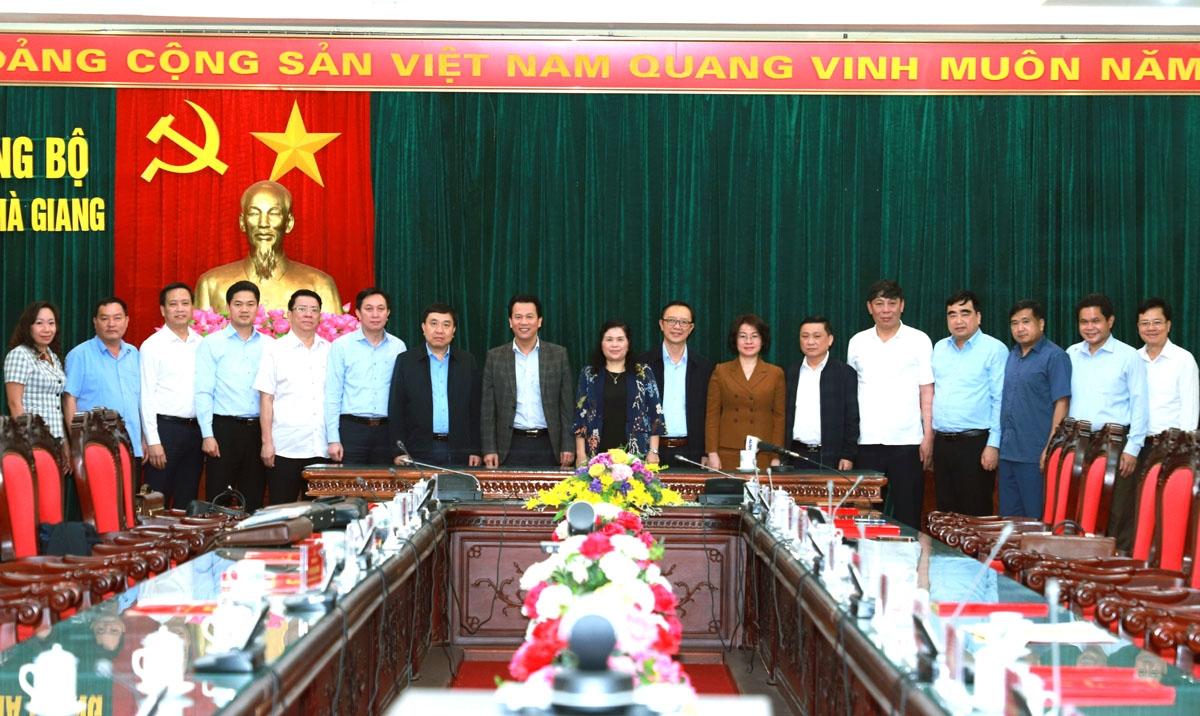 Các đồng chí lãnh đạo tỉnh Hà Giang và lãnh đạo tỉnh Lai Châu chụp ảnh lưu niệm tại buổi làm việc.