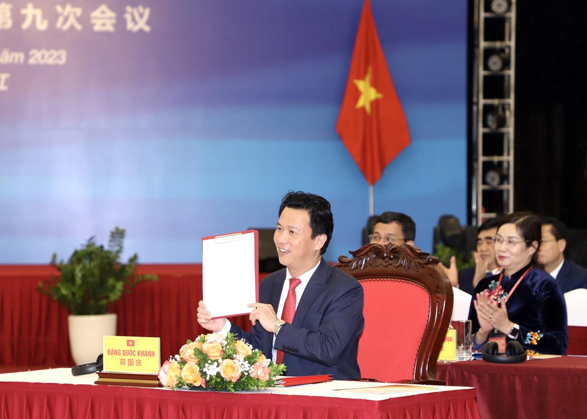 Bí thư Tỉnh ủy Đặng Quốc Khánh ký kết biên bản ghi nhớ tại hội nghị
