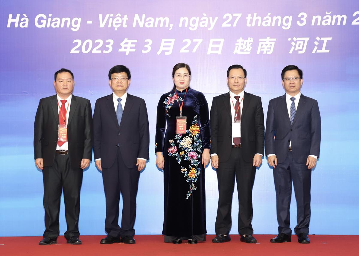 Lãnh đạo chính quyền 4 tỉnh biên giới Việt Nam và tỉnh Vân Nam (Trung Quốc) chụp ảnh lưu niệm chúc mừng thành công của phiên họp