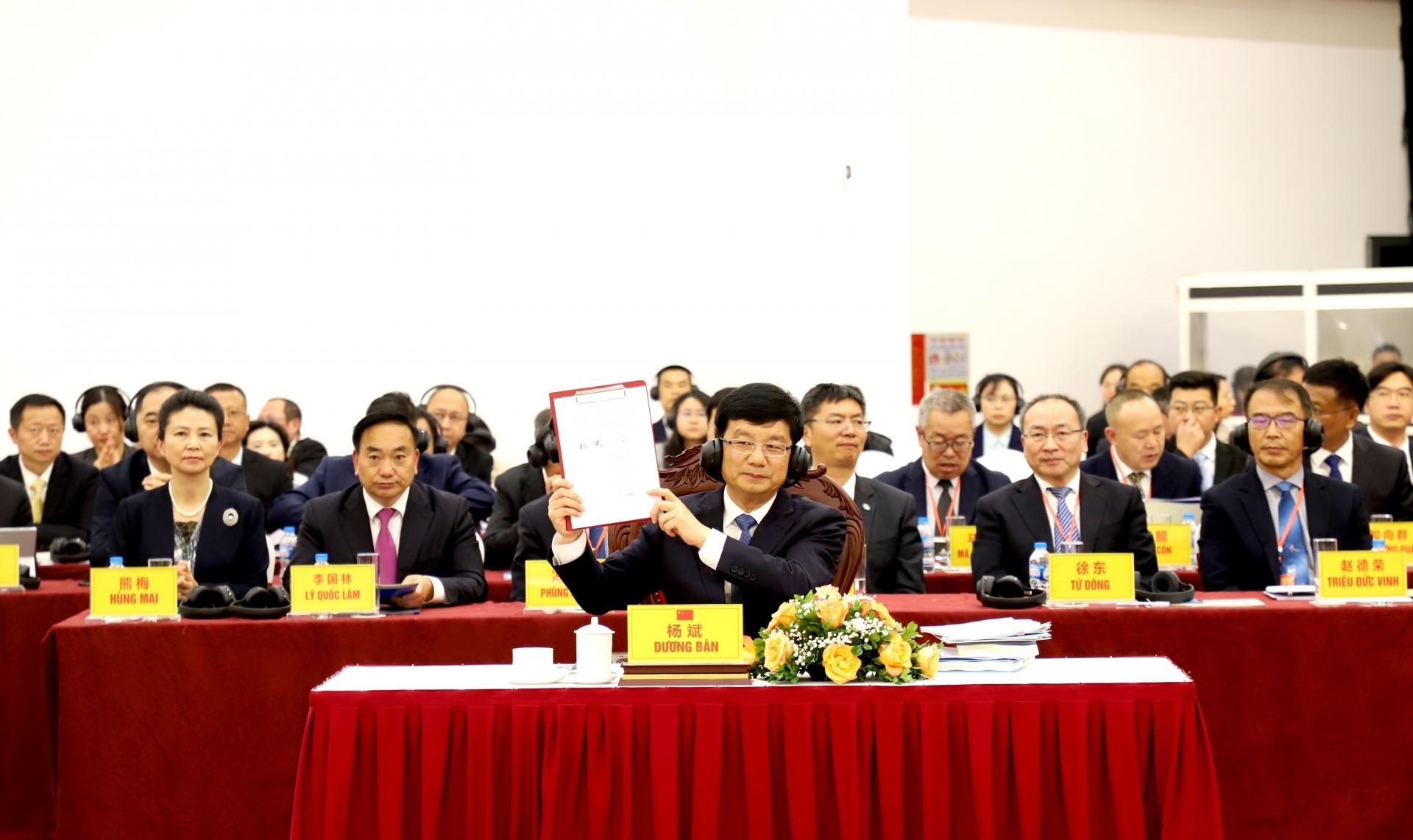 Phó tỉnh trưởng Chính quyền nhân dân tỉnh Vân Nam Dương Bân ký Biên bản Phiên họp lần thứ 9 Nhóm công tác liên hợp.