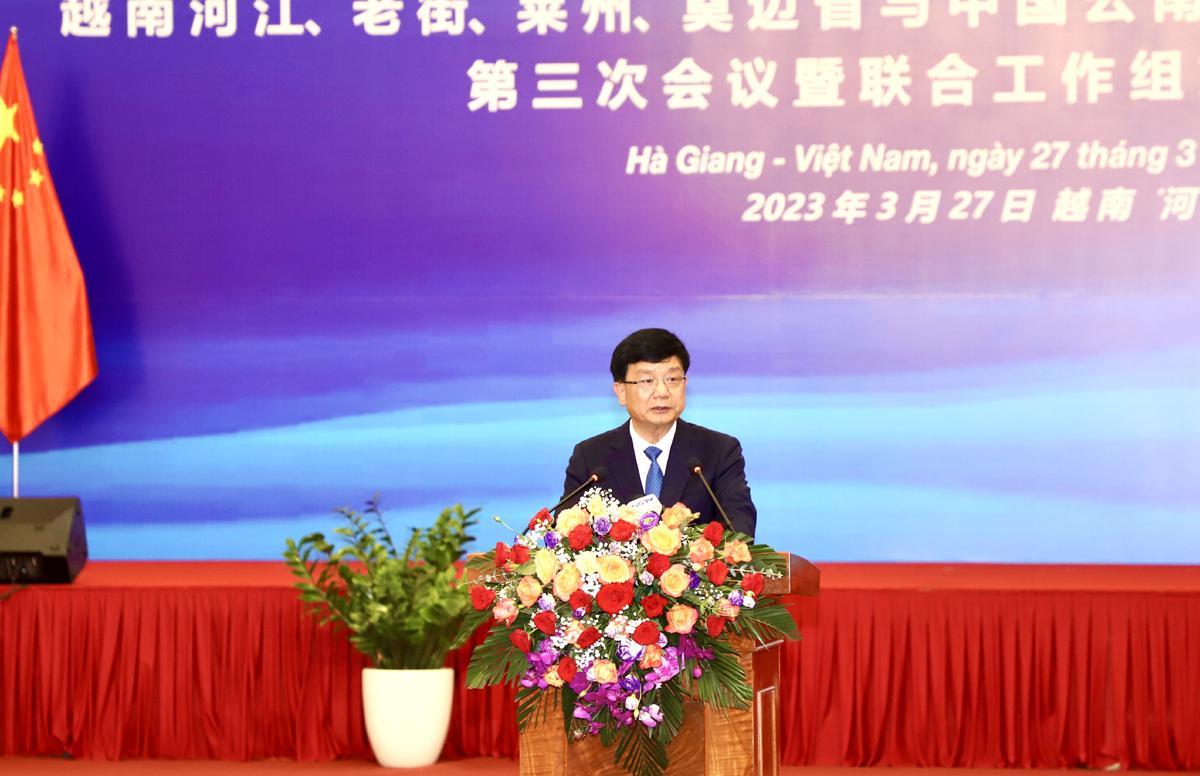 Phó tỉnh trưởng Chính quyền Nhân dân tỉnh Vân Nam, Dương Bân phát biểu tại phiên họp