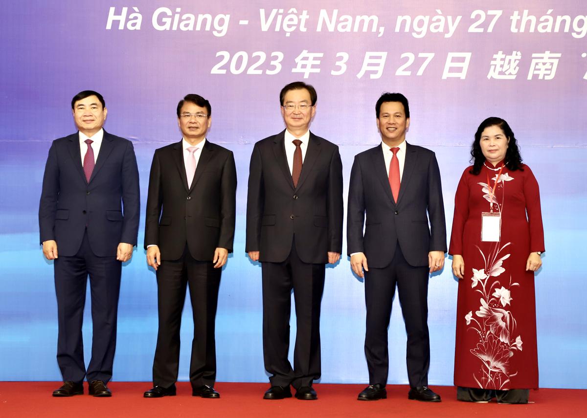 Bí thư Tỉnh ủy 4 tỉnh biên giới Việt Nam chụp ảnh lưu niệm với Bí thư Tỉnh ủy Vân Nam (Trung Quốc)