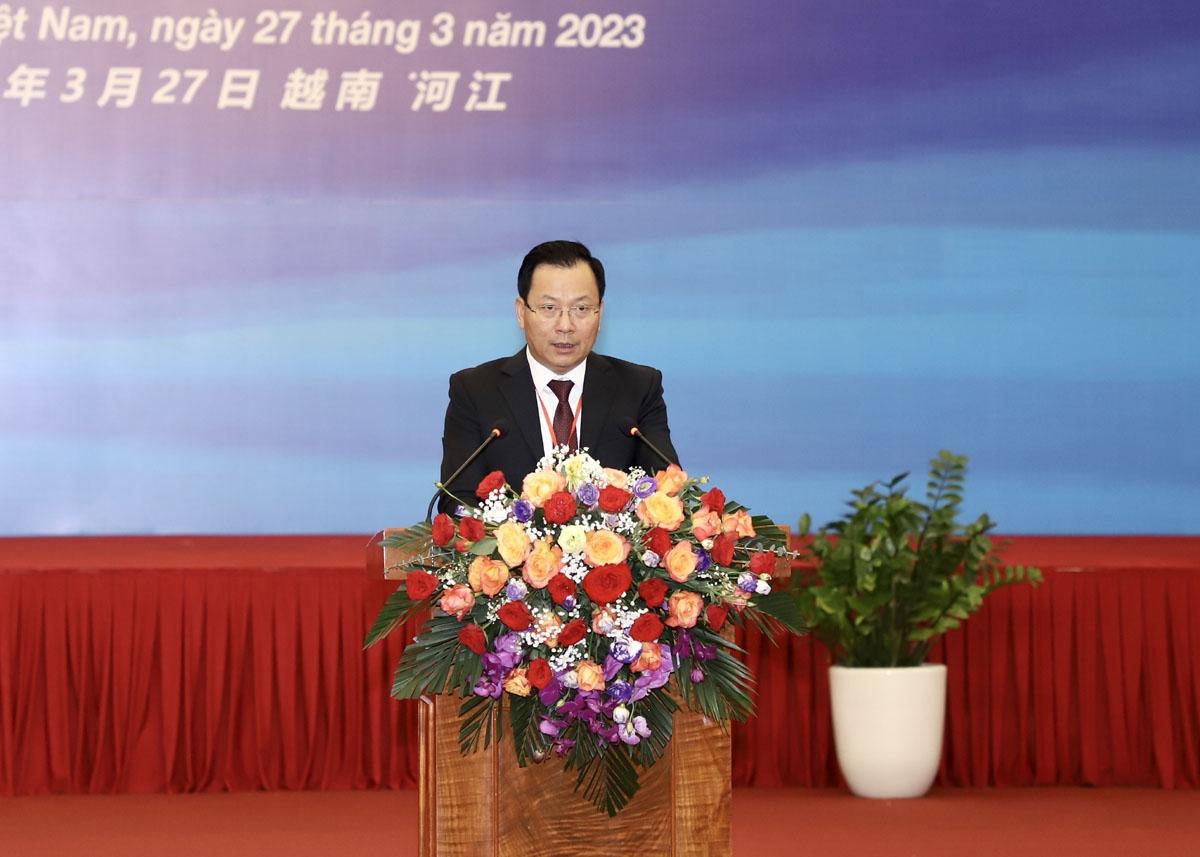 Phó Chủ tịch UBND tỉnh Lào Cai phát biểu tại phiên họp