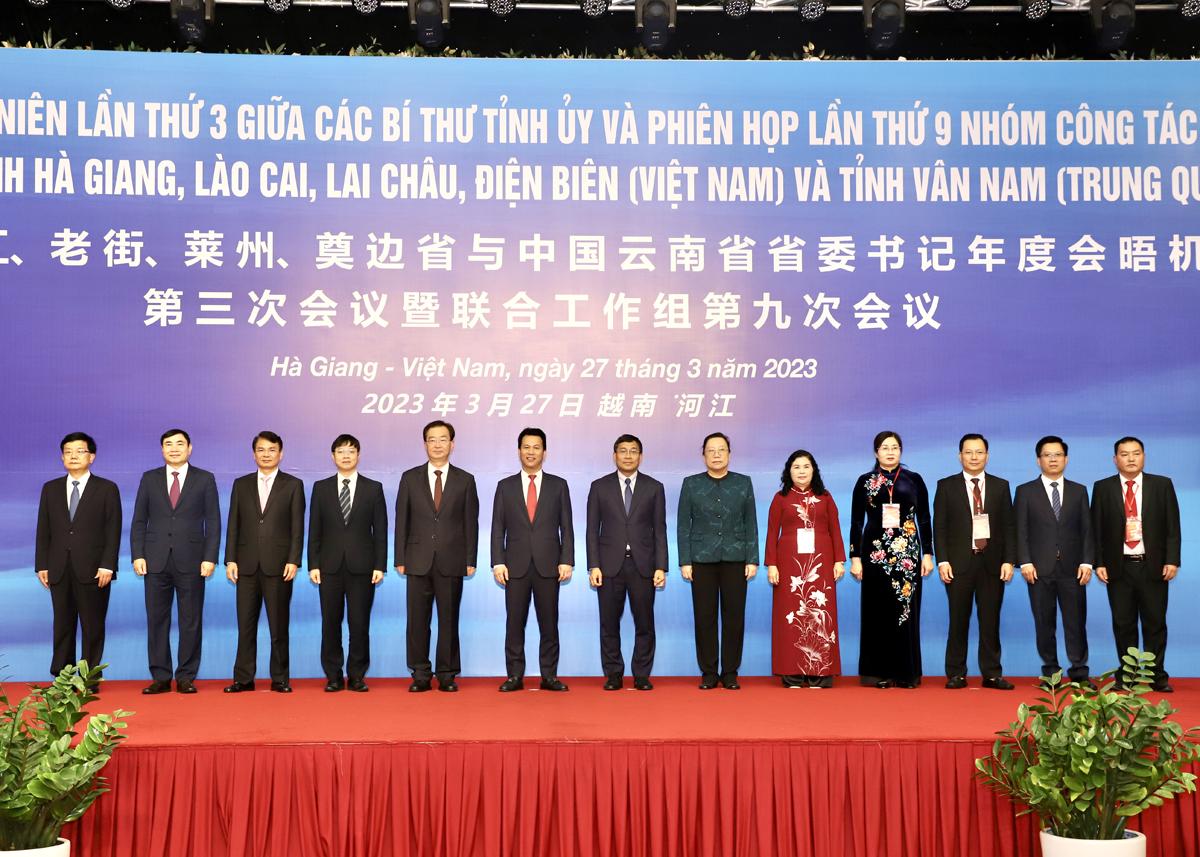 Lãnh đạo tỉnh Hà Giang (Việt Nam), Vân Nam (Trung Quốc) và lãnh đạo các cơ quan ngoại giao hai nhà nước chụp ảnh lưu niệm chúc mừng hội nghị thành công