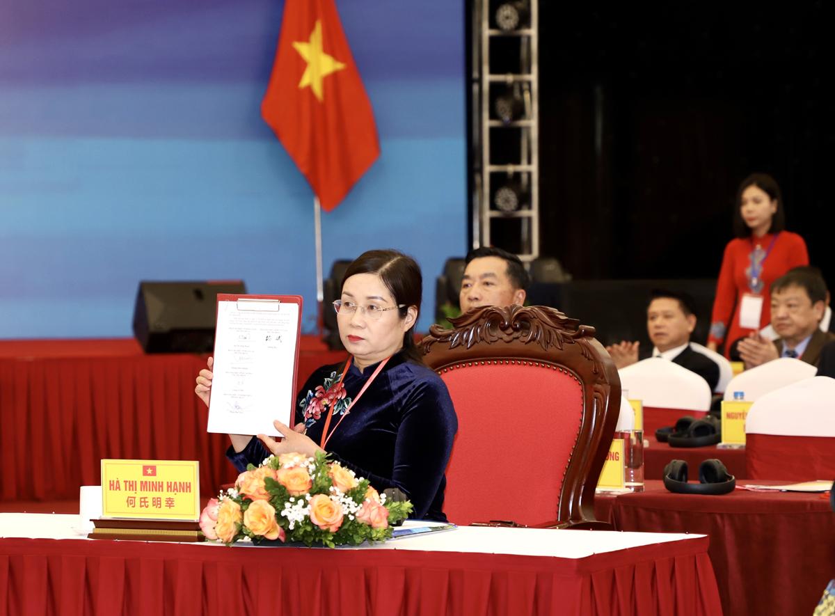 Phó Chủ tịch UBND tỉnh Hà Thị Minh Hạnh ký biên bản phiên họp