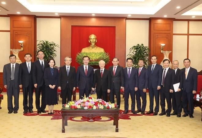 Tổng Bí thư Đảng Cộng sản Việt Nam Nguyễn Phú Trọng chụp ảnh lưu niệm cùng các đại biểu.