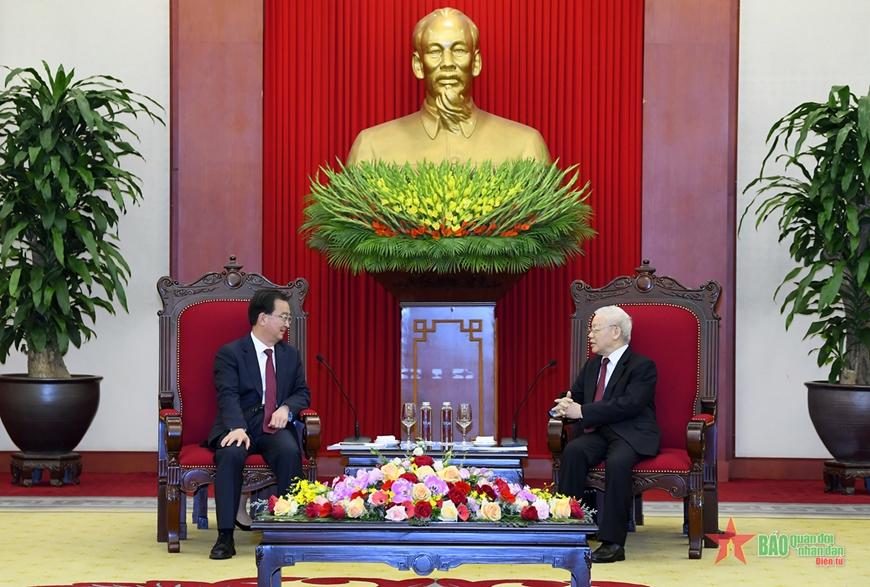 Tổng Bí thư Nguyễn Phú Trọng trao đổi với đồng chí Vương Ninh.