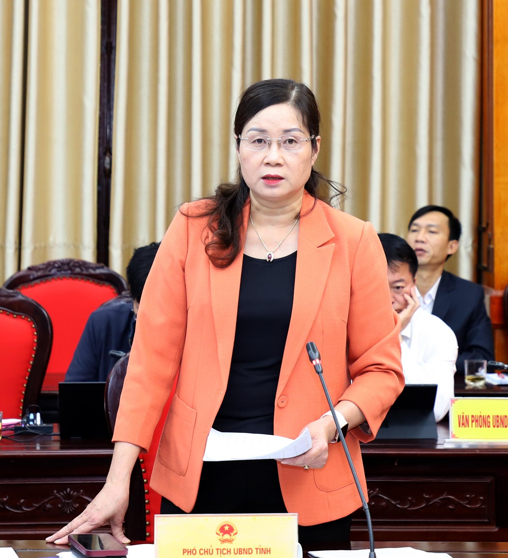 Phó Chủ tịch UBND tỉnh Hà Thị Minh Hạnh đề nghị các ngành, địa phương đẩy mạnh cải cách thủ tục hành chính, tập trung tháo gỡ khó khăn trong triển khai thủ tục đầu tư các dự án.