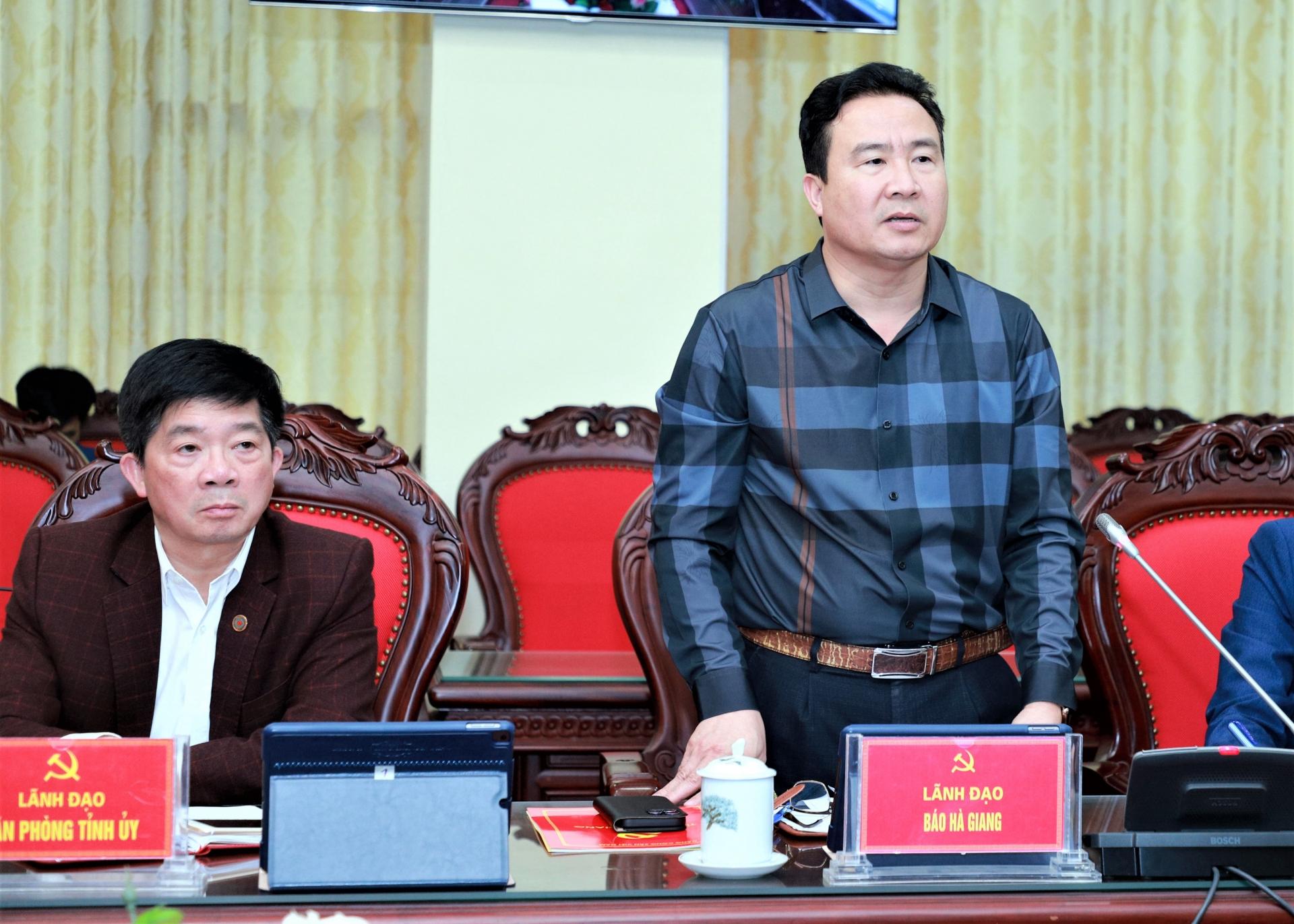 Phó Tổng biên tập Báo Hà Giang Nguyễn Bình Minh thảo luận tại hội nghị.