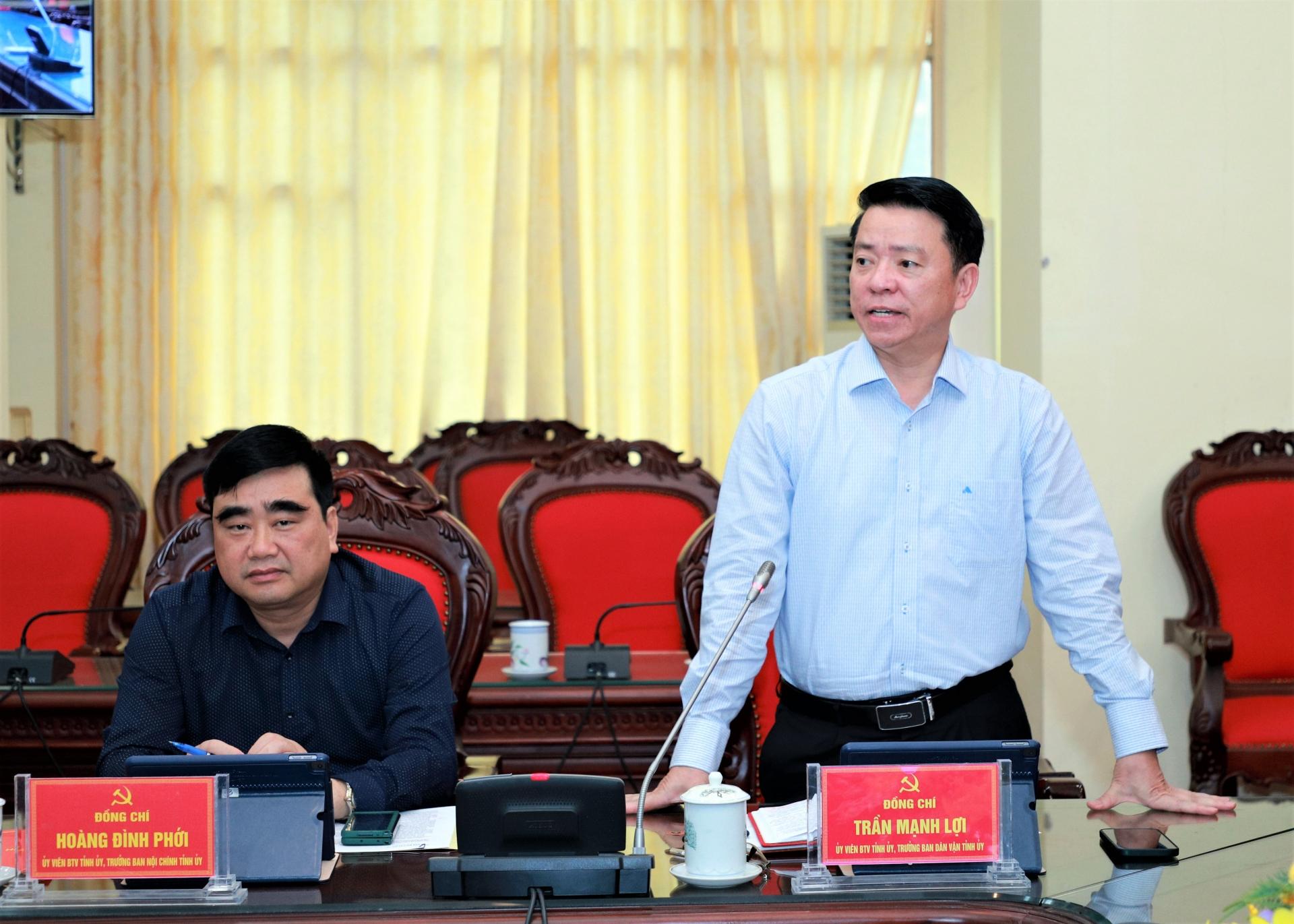 Trưởng ban Dân vận Tỉnh ủy Trần Mạnh Lợi thảo luận tại hội nghị.