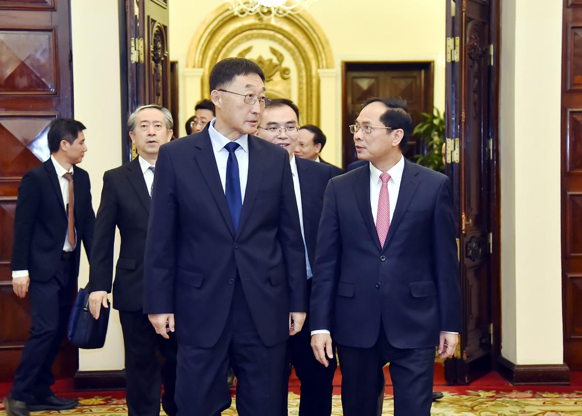 Bộ trưởng Bộ ngoại giao Bùi Thanh Sơn (phải) đón Bí thư Khu ủy Quảng Tây Lưu Ninh