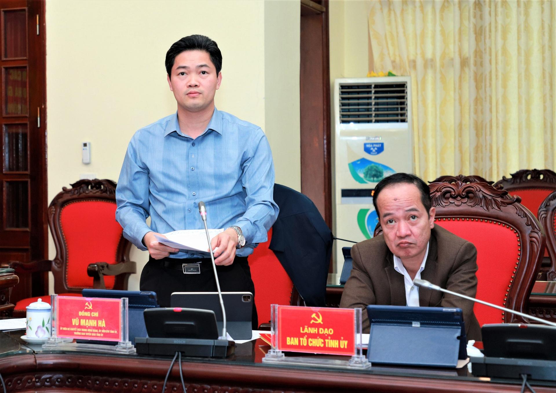 Trưởng ban Tuyên giáo Tỉnh ủy Vũ Mạnh Hà thảo luận tại hội nghị.