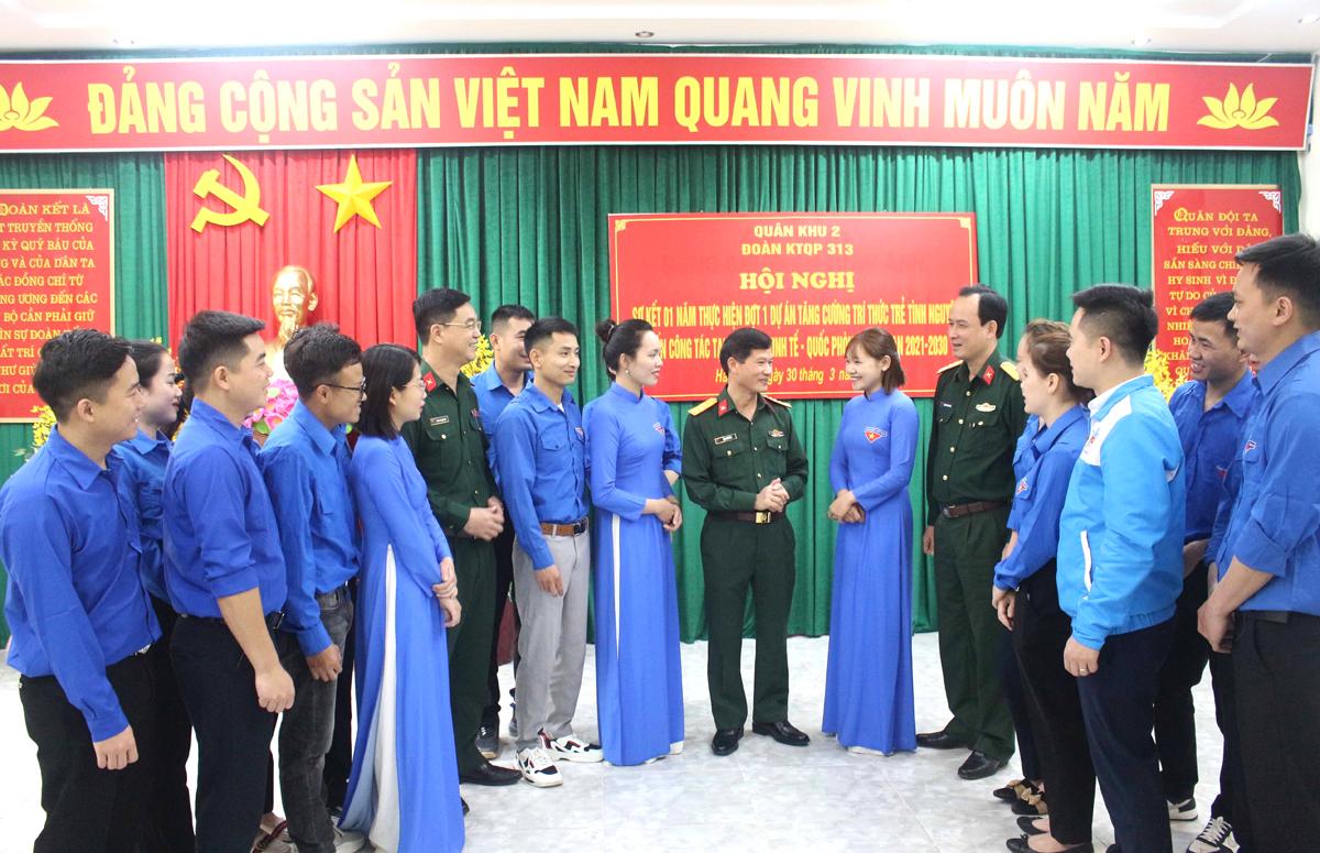 Phó Chủ nhiệm Hậu cần Quân khu, Đặng Văn Hòa và các đại biểu trao đổi với các TTTTN Đoàn KT-QP 313.