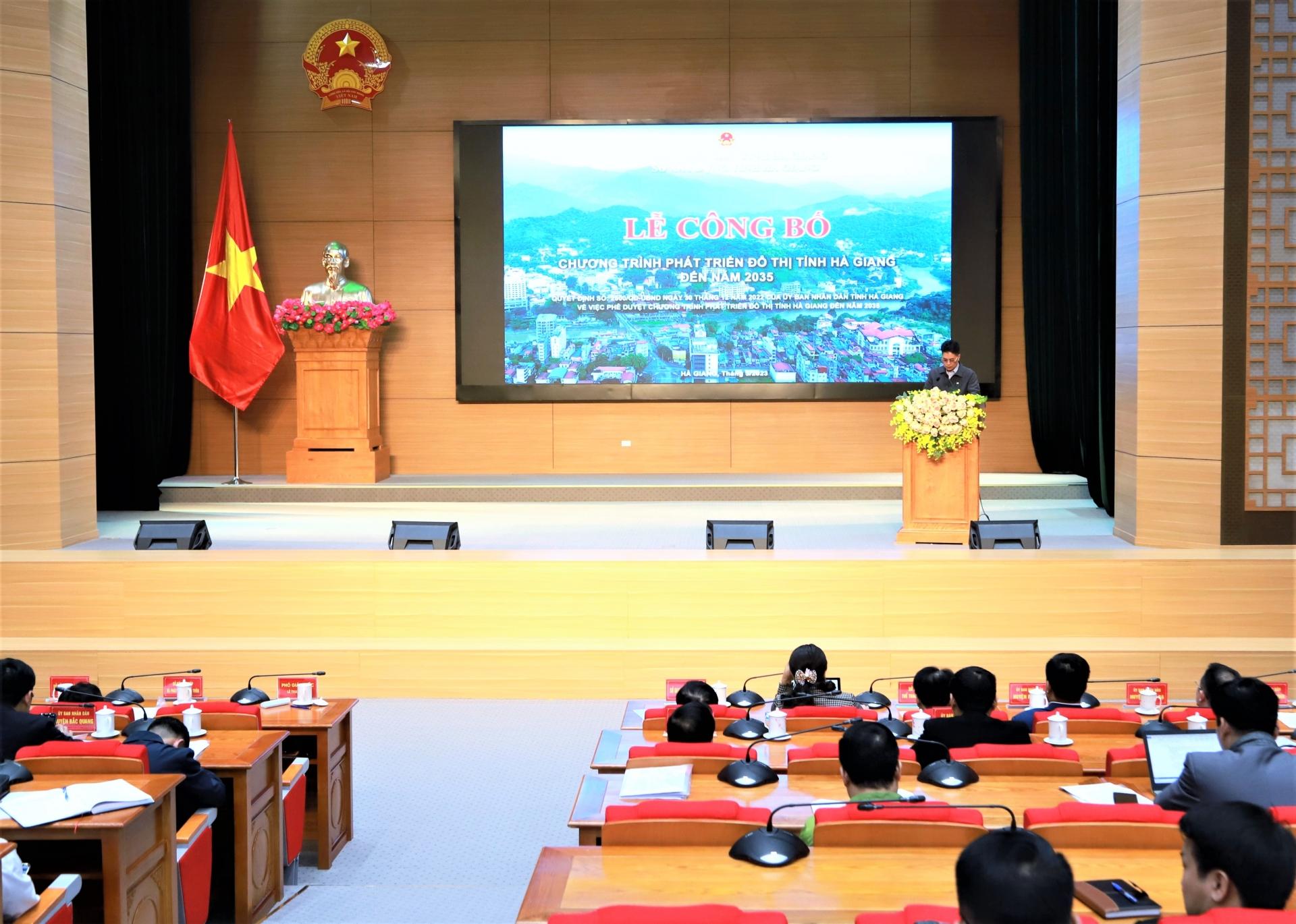 Lãnh đạo Sở Xây dựng công bố Quyết định của UBND tỉnh về việc phê duyệt Chương trình phát triển đô thị tỉnh Hà Giang đến năm 2035.