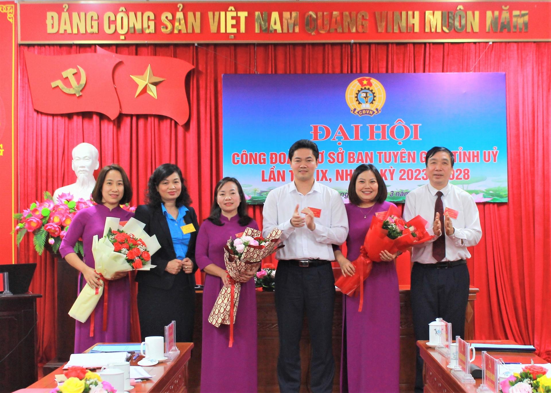 Trưởng Ban Tuyên giáo Tỉnh ủy Vũ Mạnh Hà, lãnh đạo Công đoàn viên chức tỉnh tặng hoa chúc mừng BCH Công đoàn khóa mới