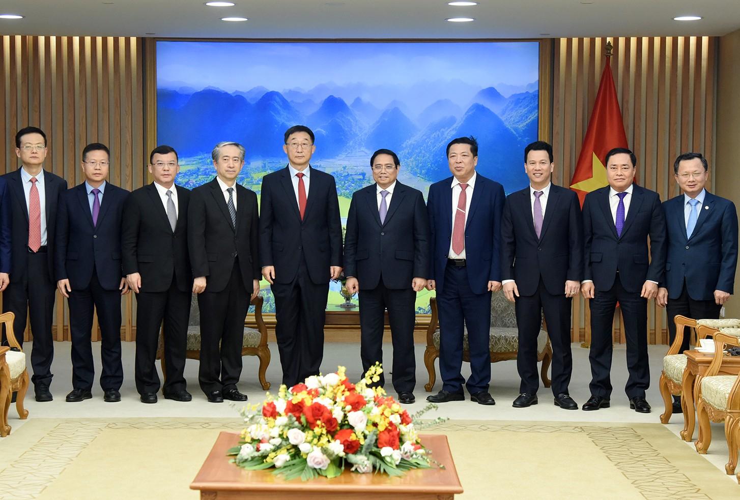 Thủ tướng Phạm Minh Chính và đồng chí Lưu Ninh cùng các đại biểu chụp ảnh chung.