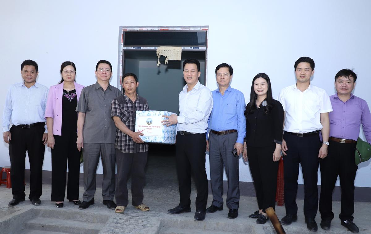 Bí thư Tỉnh ủy Đặng Quốc Khánh và các đồng chí lãnh đạo tỉnh và huyện Mèo Vạc tặng quà, động viên các gia đình tại thôn Mỏ Phàng