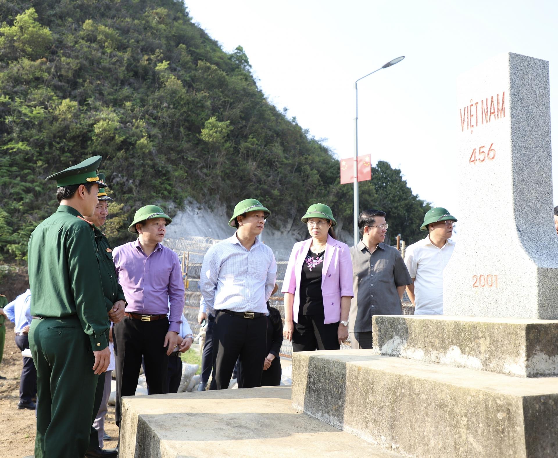 Bí thư Tỉnh ủy Đặng Quốc Khánh cùng các đồng chí lãnh đạo tỉnh kiểm tra mốc 456 và chụp ảnh lưu niệm tại Mốc