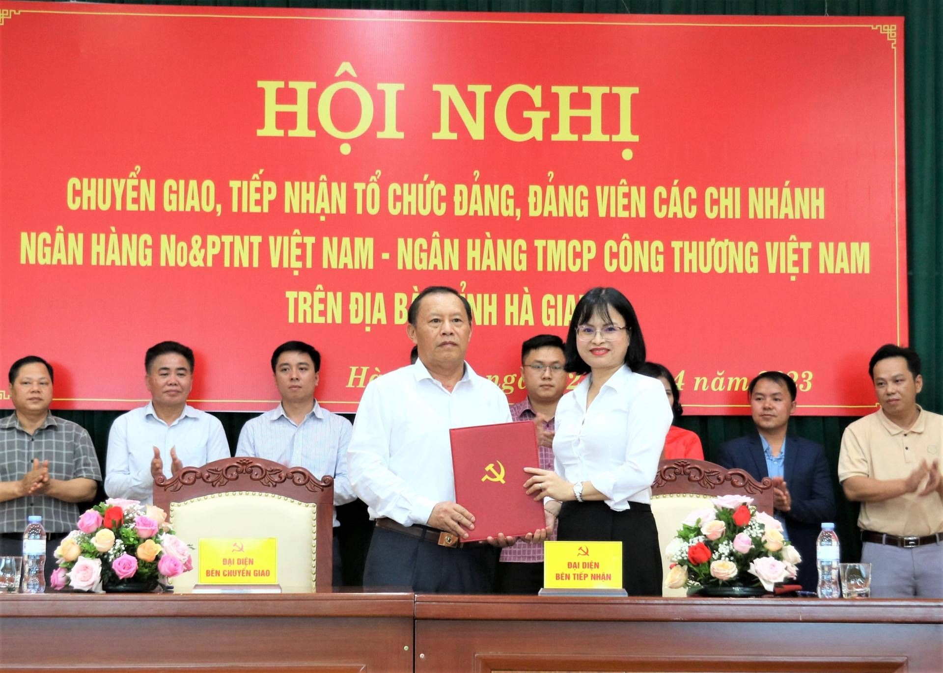 Đại diện Đảng ủy Agribank Việt Nam và các huyện ủy ký kết chuyển giao tổ chức cơ sở đảng và đảng viên