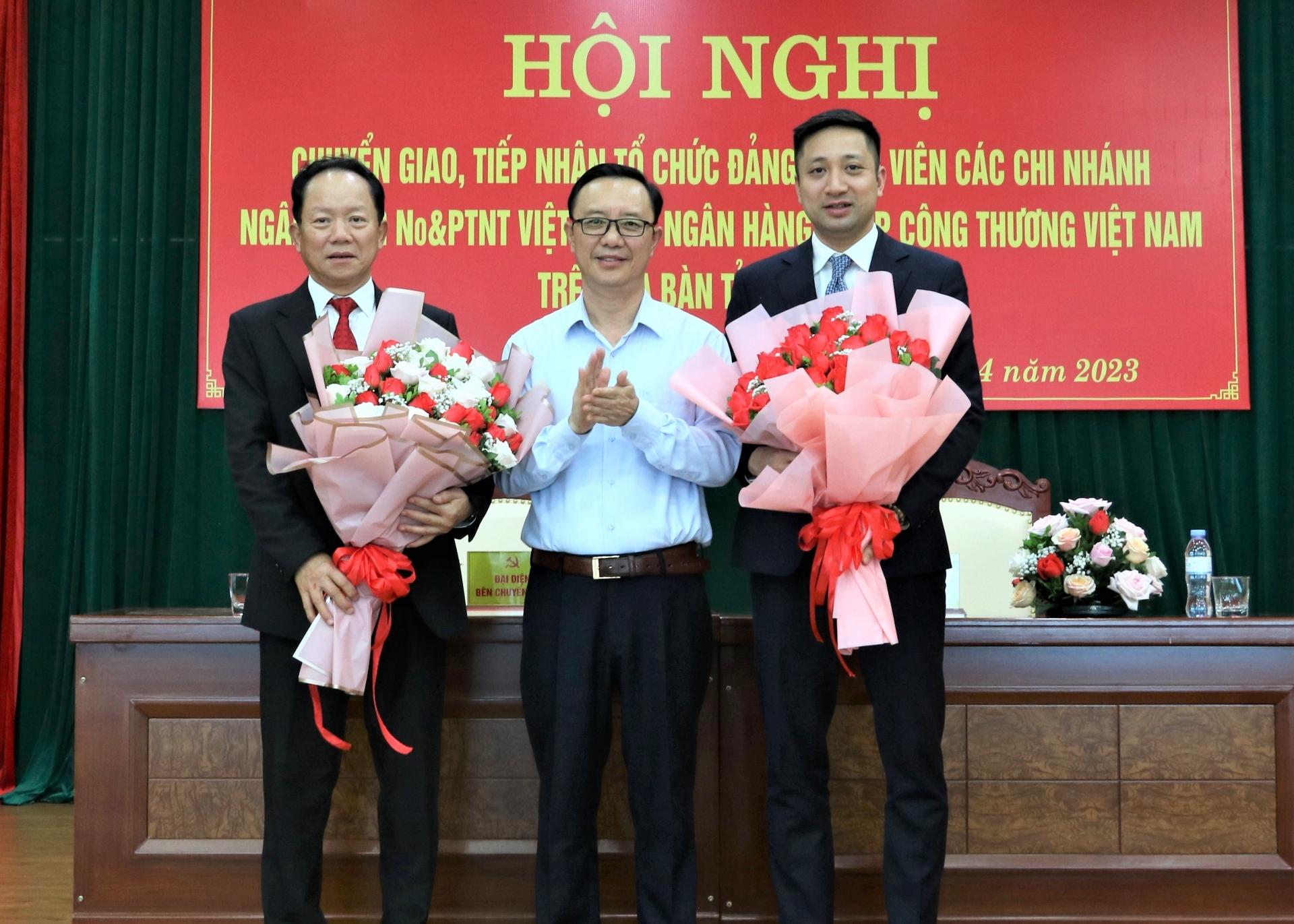Phó Bí thư Thường trực Tỉnh ủy Thào Hồng Sơn tặng hoa chúc mừng Đảng bộ Agribank và Vietinbank Việt Nam