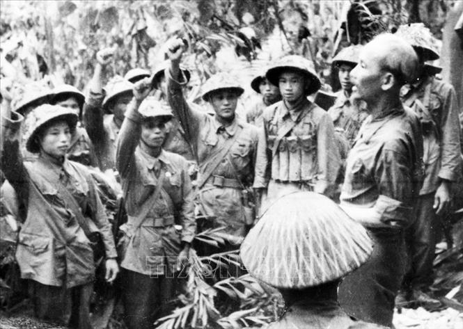 Chủ tịch Hồ Chí Minh đến thăm và nói chuyện với một đơn vị bộ đội tham gia Chiến dịch Điện Biên Phủ năm 1954 (Ảnh: TTXVN)
