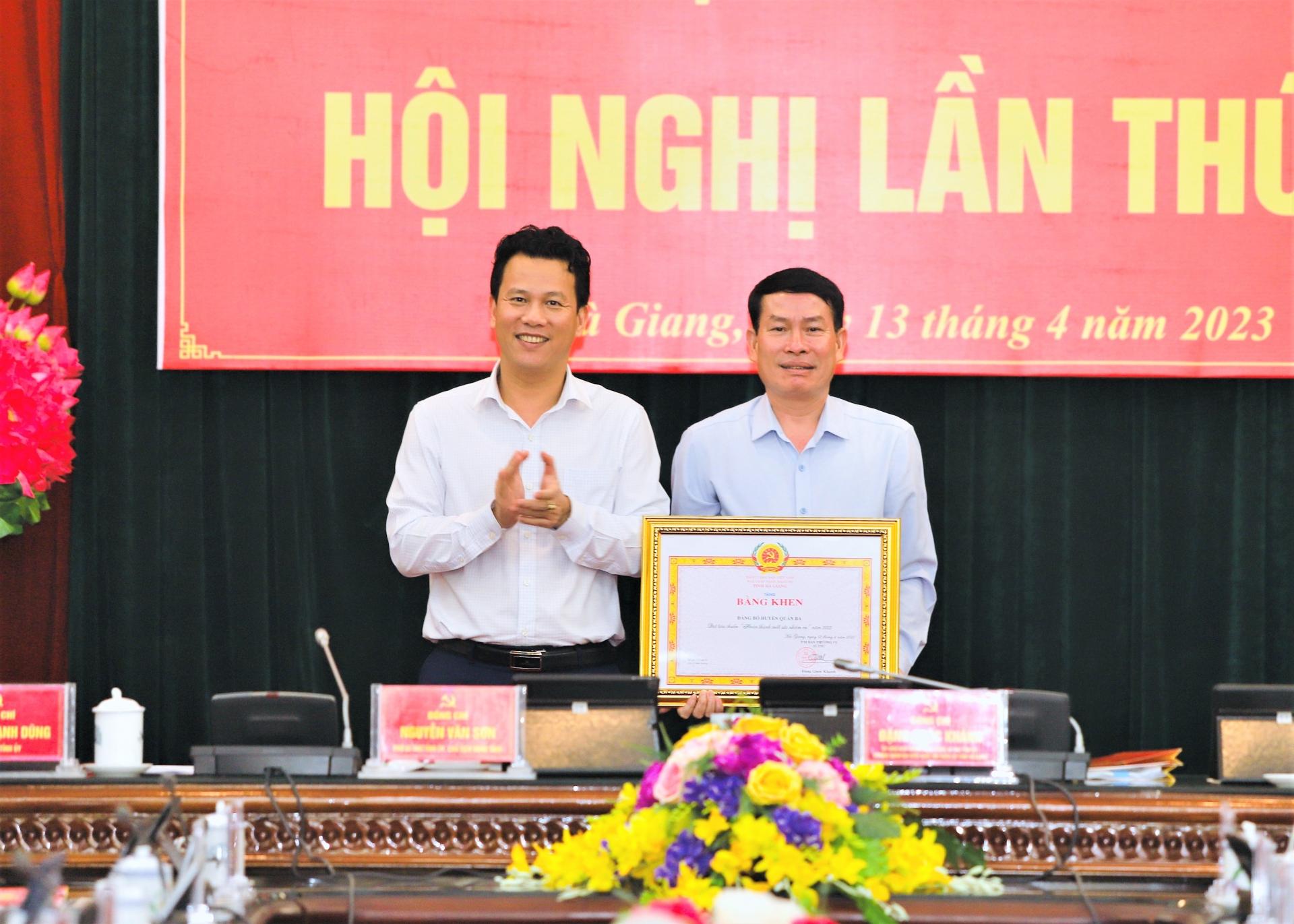 Bí thư Tỉnh ủy Đặng Quốc Khánh trao Bằng khen cho Đảng bộ huyện Quản Bạ hoàn thành xuất sắc nhiệm vụ năm 2022