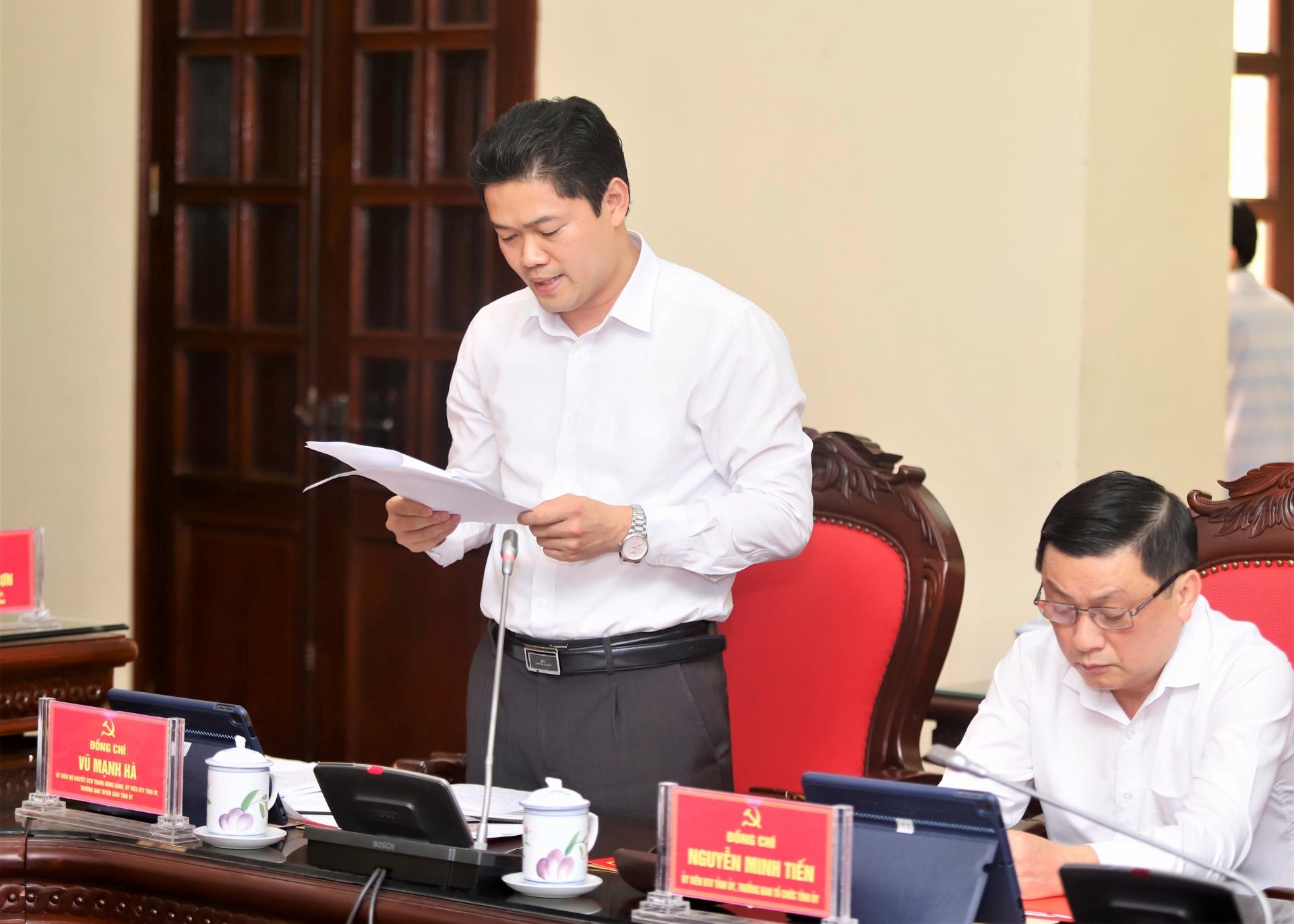 Trưởng ban Tuyên giáo Tỉnh ủy Vũ Mạnh Hà báo cáo tổng hợp các ý kiến thảo luận tại tổ 4