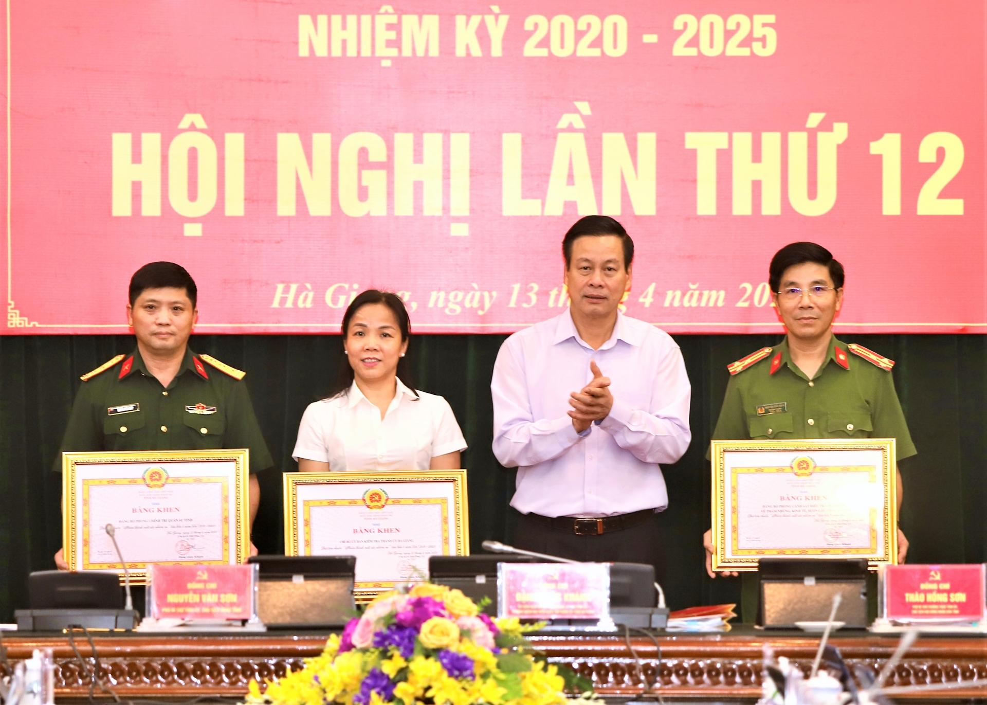 Chủ tịch UBND tỉnh Nguyễn Văn Sơn trao Bằng khen cho các tổ chức cơ sở đảng hoàn thành xuất sắc nhiệm vụ 5 năm liền 2018-2022