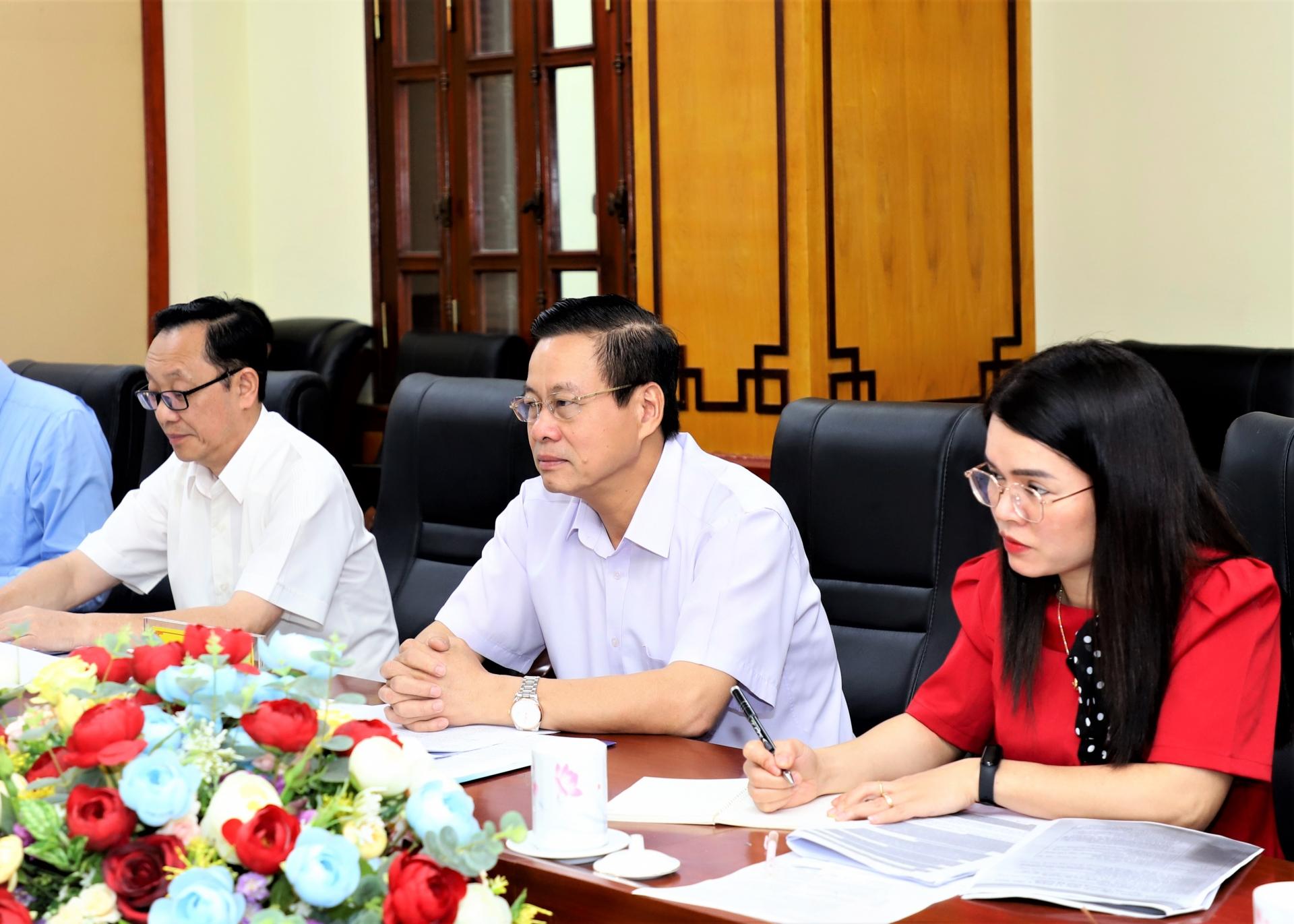 Chủ tịch UBND tỉnh Nguyễn Văn Sơn trao đổi tại buổi làm việc.