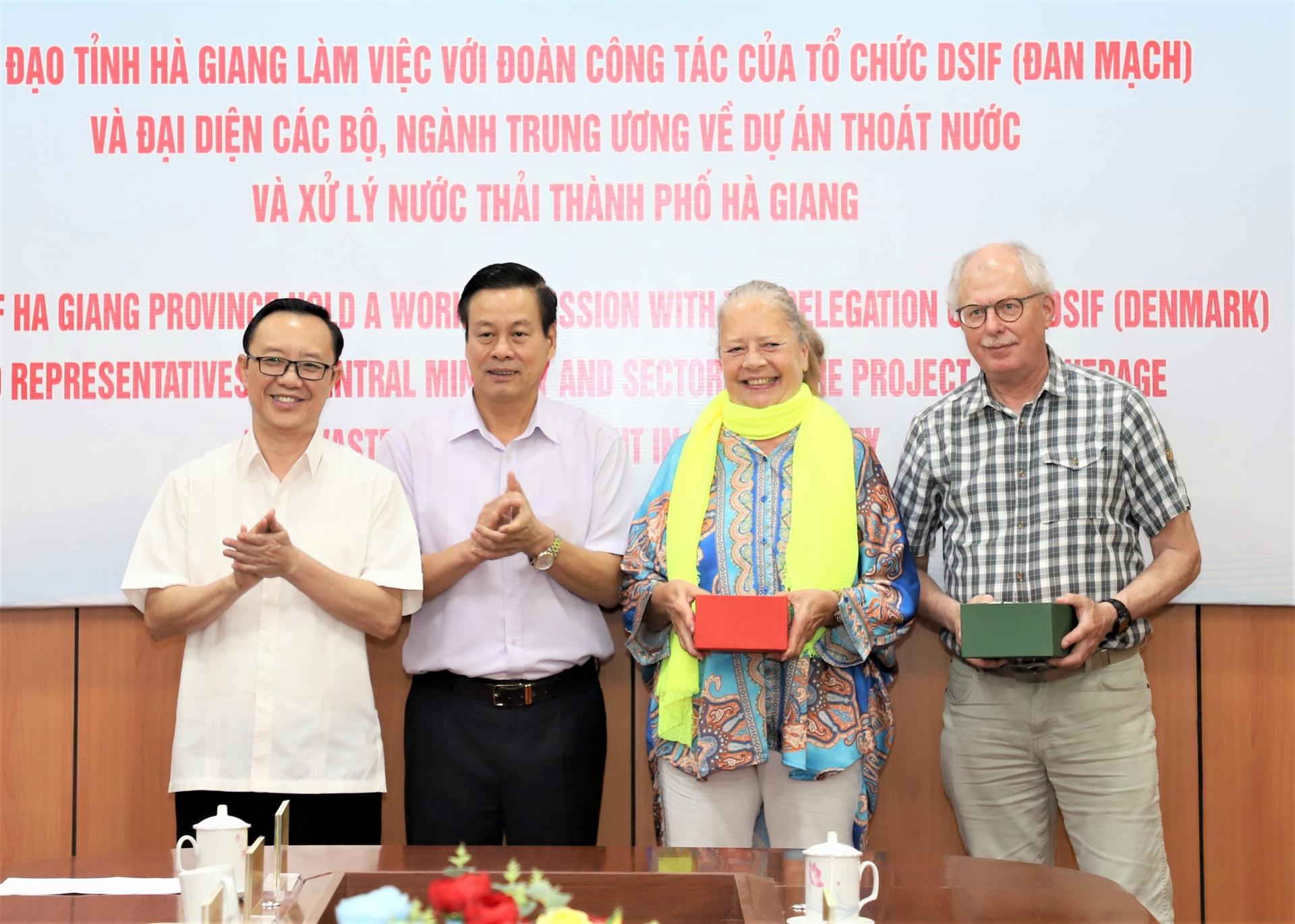 Chủ tịch HĐND tỉnh Thào Hồng Sơn và Chủ tịch UBND tỉnh Nguyễn Văn Sơn tặng sản phẩm tiêu biểu của tỉnh cho bà Bente Schiller và đoàn công tác.