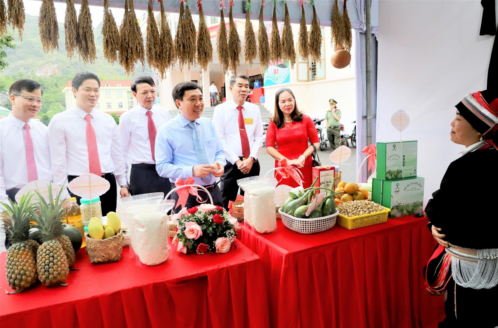 Phó Bí thư Tỉnh ủy Nguyễn Mạnh Dũng cùng các đại biểu thăm gian hàng nông sản trưng bày tại đại hội.