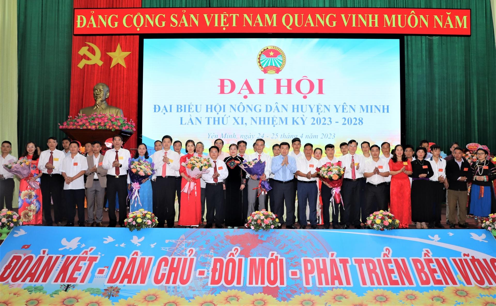 Phó Bí thư Tỉnh ủy Nguyễn Mạnh Dũng tặng hoa Ban Chấp hành Hội Nông dân huyện Yên Minh khóa XI ra mắt đại hội.