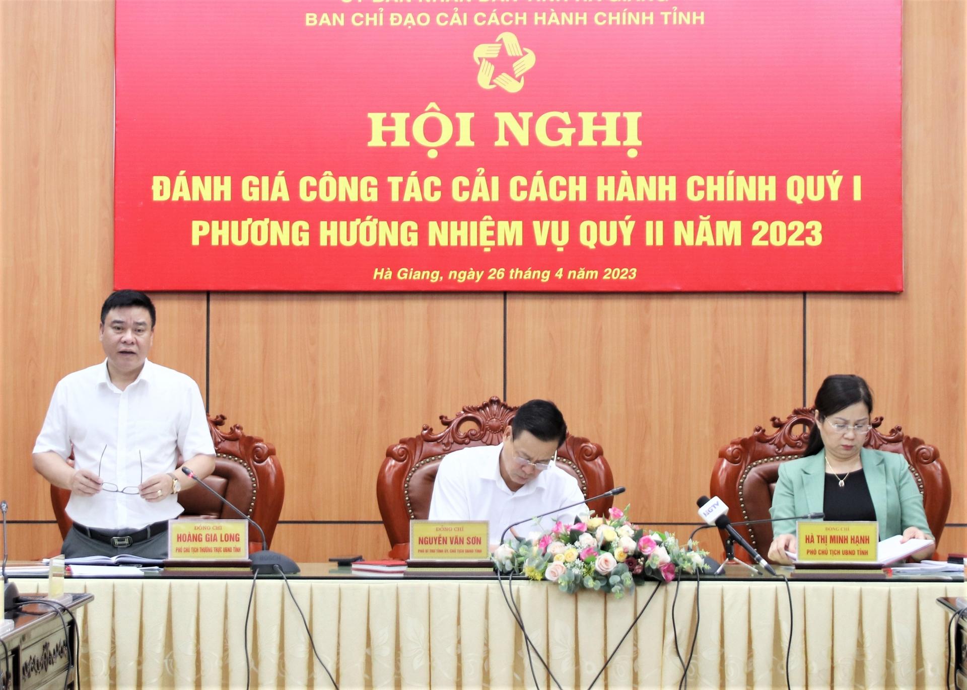 Phó Chủ tịch Thường trực UBND tỉnh Hoàng Gia Long đề nghị các sở, ngành tăng cường giải quyết thủ tục hành chính trên môi trường điện tử.