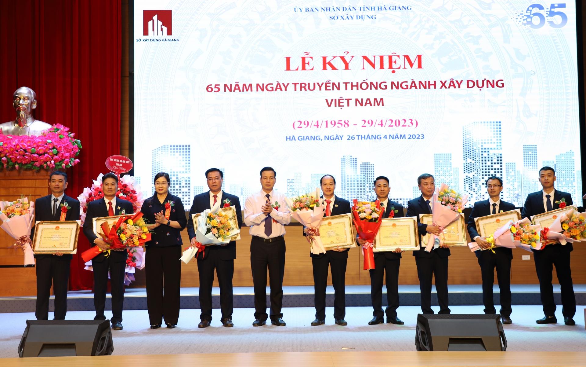 Chủ tịch UBND tỉnh Nguyễn Văn Sơn và Phó Chủ tịch UBND tỉnh Hà Thị Minh Hạnh tặng Bằng khen cho các tập thể, cá nhân.