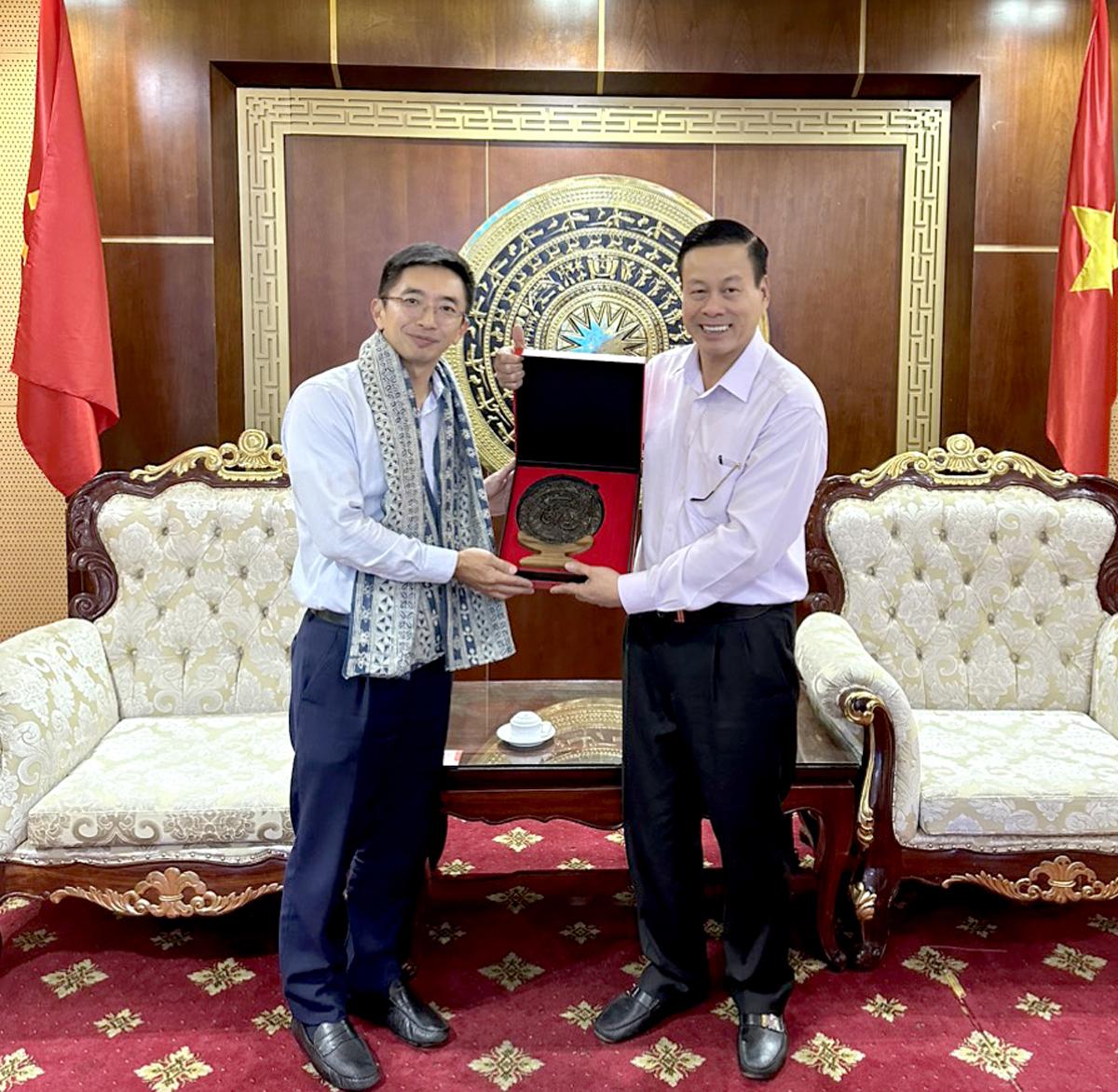 Chủ tịch UBND tỉnh Nguyễn Văn Sơn tặng sản phẩm tiêu biểu của tỉnh cho ông Keiju Mitsuhashi, quyền Giám đốc Văn phòng ADB tại Việt Nam.