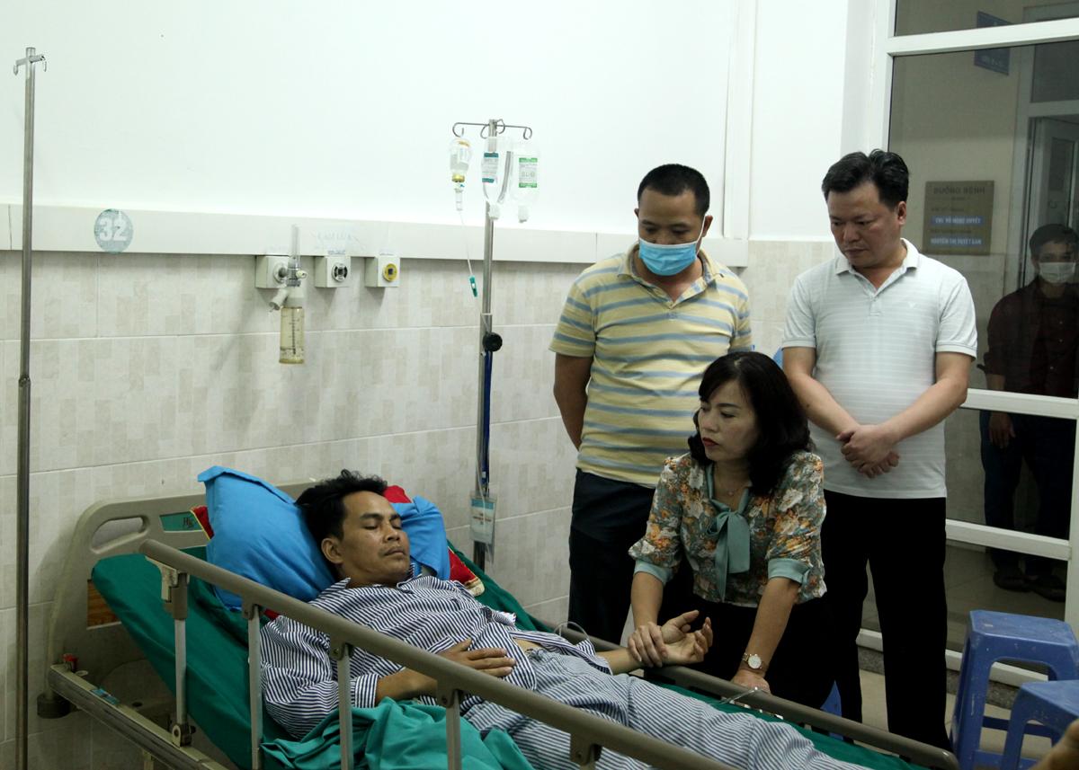 Phó trưởng đoàn ĐBQH đơn vị tỉnh Hà Giang Lý Thị Lan thăm hỏi, động viên anh Nguyễn Đại Đình Nam sớm vượt qua mất mát.