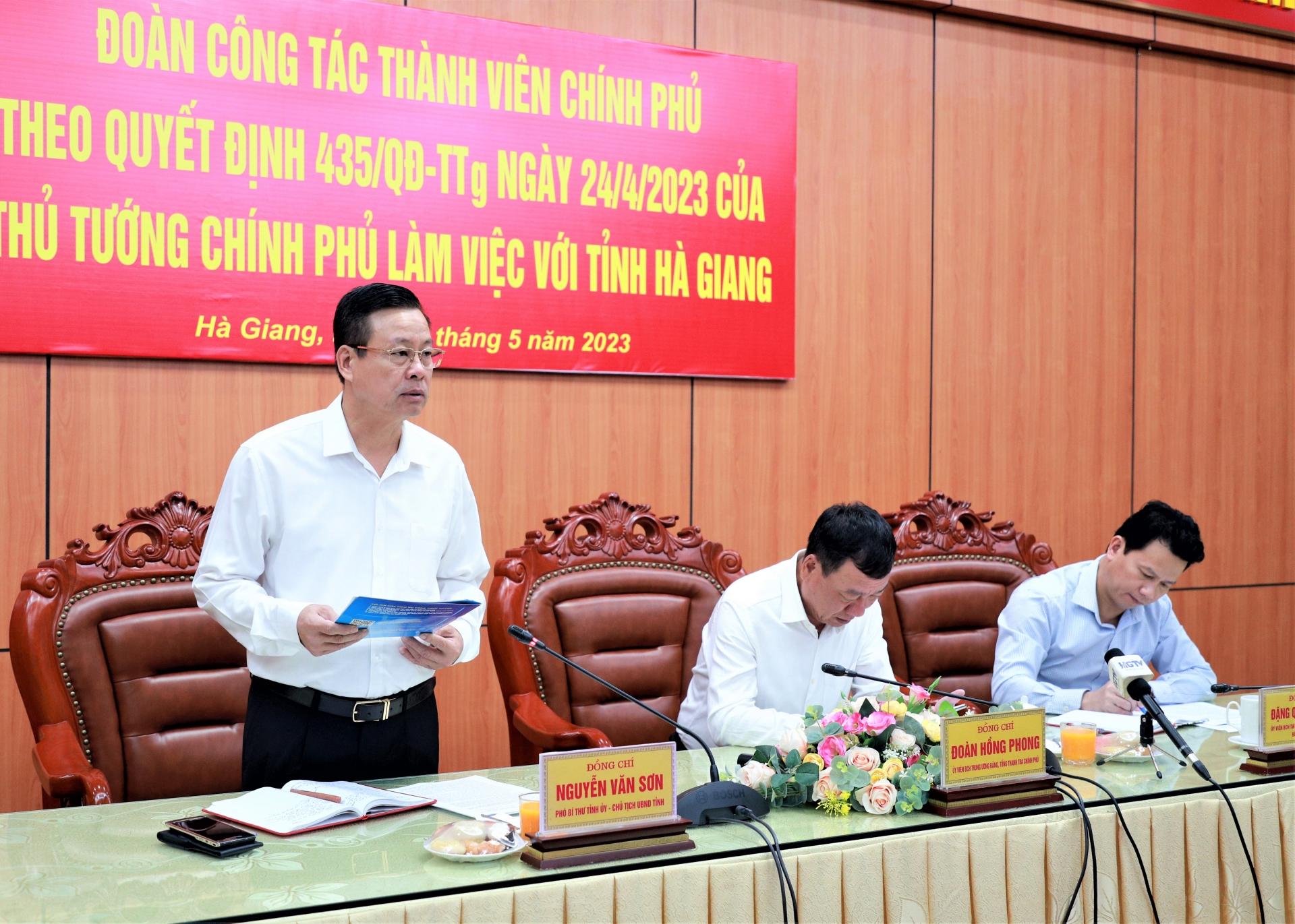 Phó Bí thư Tỉnh ủy, Chủ tịch UBND tỉnh Nguyễn Văn Sơn báo cáo tình hình của tỉnh 4 tháng đầu năm với đoàn công tác.
