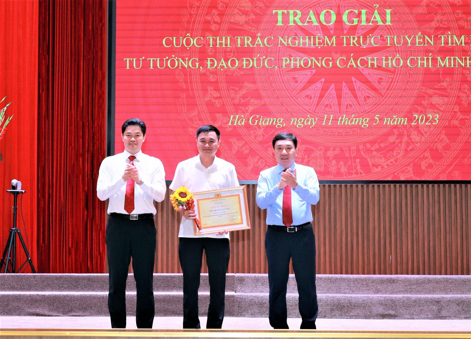 Phó Bí thư Tỉnh ủy Nguyễn Mạnh Dũng và Trưởng ban Tuyên giáo Tỉnh ủy Vũ Mạnh Hà trao giải Nhì tập thể cho Đảng bộ huyện Vị Xuyên.