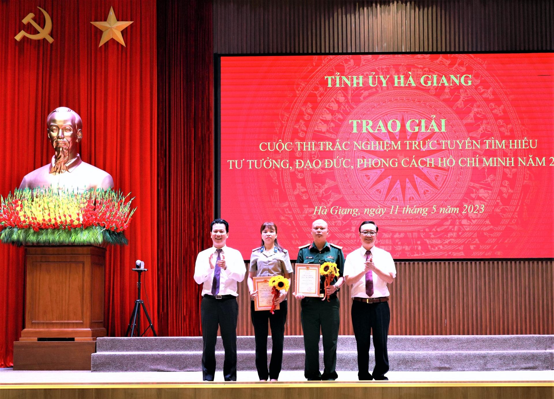 Bí thư Tỉnh ủy Đặng Quốc Khánh và Phó Bí thư Thường trực Tỉnh ủy, Chủ tịch HĐND tỉnh Thào Hồng Sơn trao giải Nhất cho các cá nhân đạt giải.