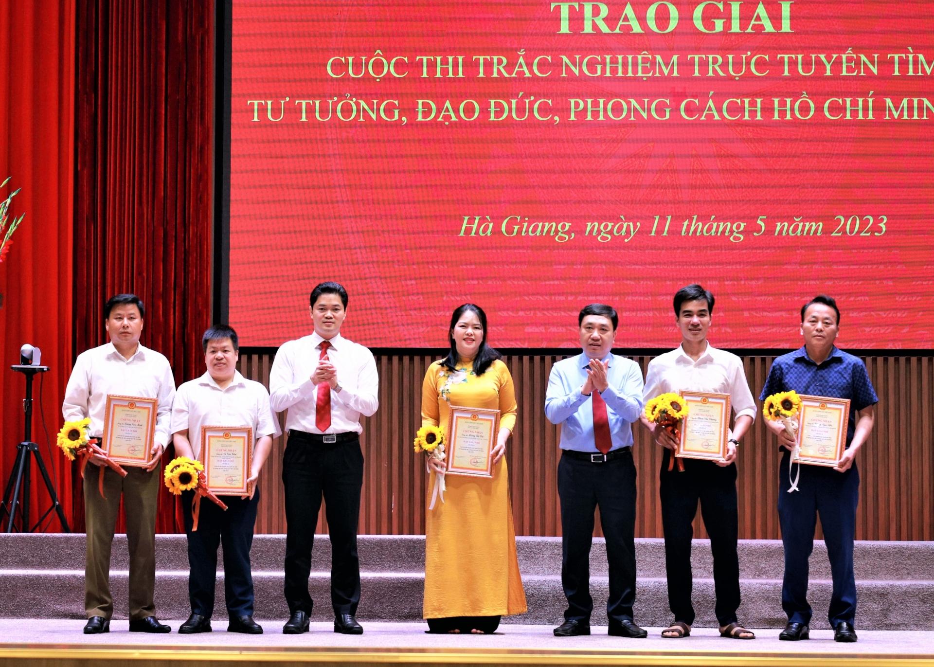 Phó Bí thư Tỉnh ủy Nguyễn Mạnh Dũng và Trưởng ban Tuyên giáo Tỉnh ủy Vũ Mạnh Hà trao giải Nhì cho các cá nhân đạt giải.