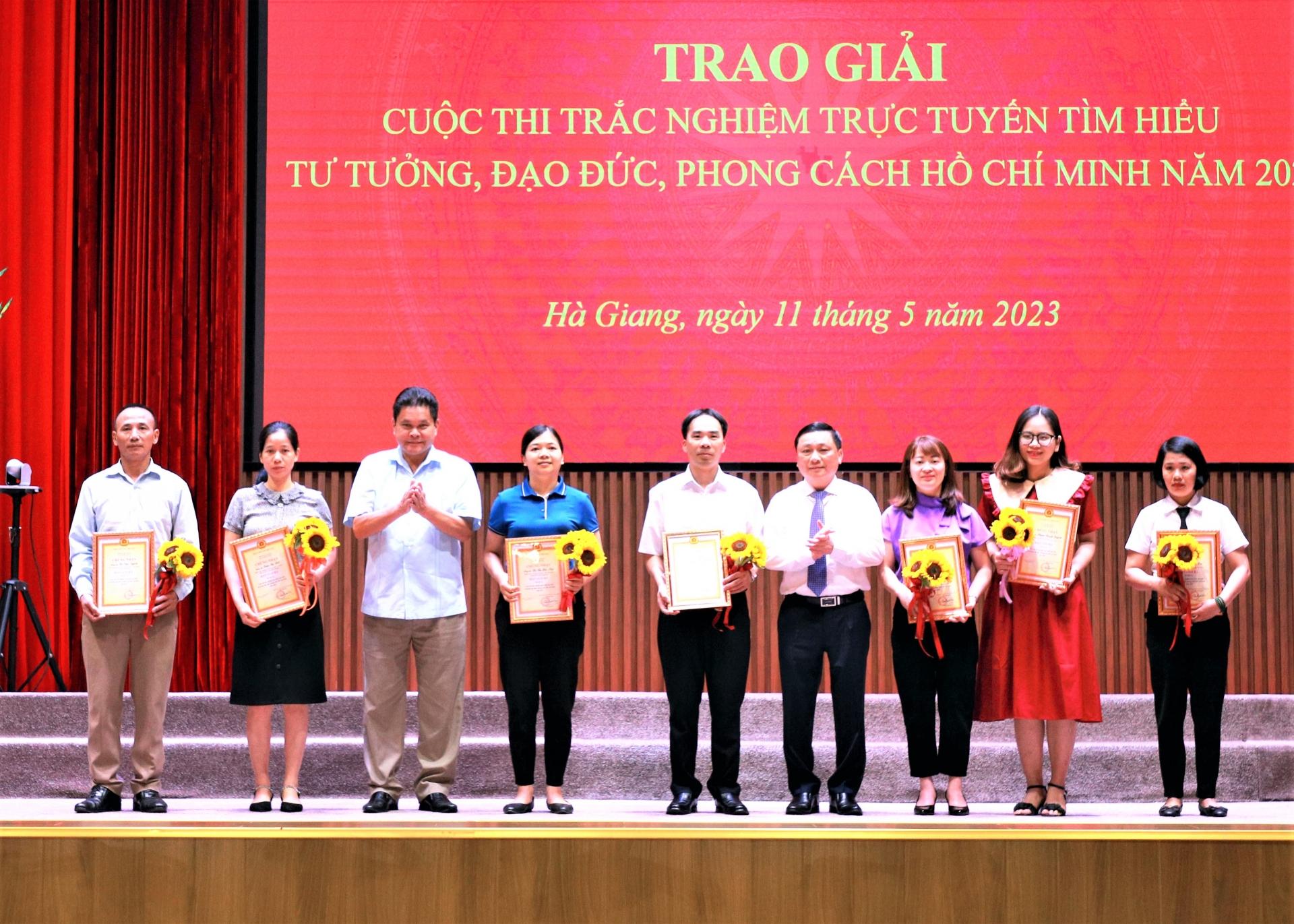 Chủ tịch Ủy ban MTTQ tỉnh Vàng Seo Cón và Trưởng ban Tổ chức Tỉnh ủy Nguyễn Minh Tiến trao giải Ba cho các cá nhân đạt giải.