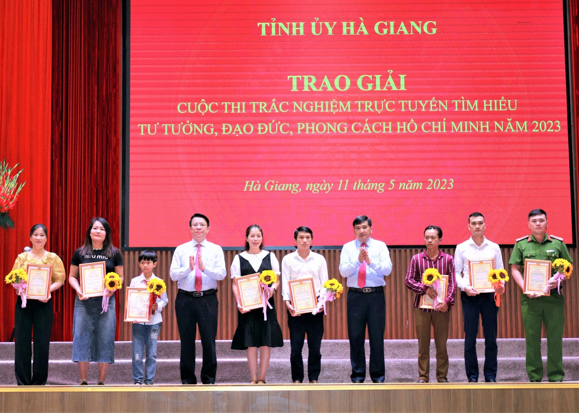 Trưởng ban Dân vận Tỉnh ủy Trần Mạnh Lợi và Bí thư Thành ủy Hầu Minh Lợi trao giải Khuyến khích cho các cá nhân đạt giải.
