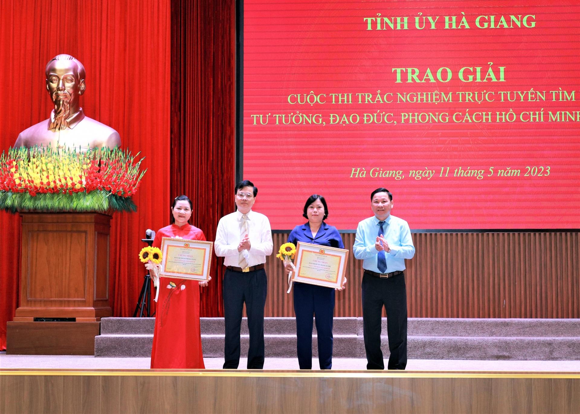 Chủ nhiệm UBKT Tỉnh ủy Trần Quang Minh và Phó Chủ tịch HĐND tỉnh Hoàng Văn Vịnh trao giải Khuyến khích cho các tập thể.