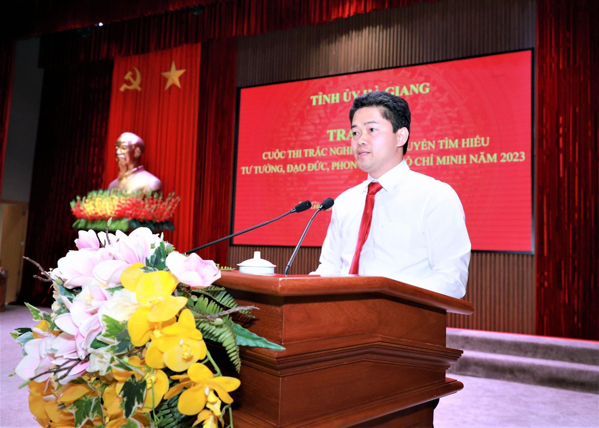 Trưởng ban Tuyên giáo Tỉnh ủy Vũ Mạnh Hà báo cáo kết quả cuộc thi tại lễ trao giải.